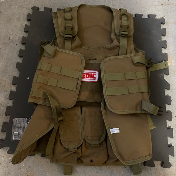 MEDIC AIRSOFT VEST - Picture 2 of 2